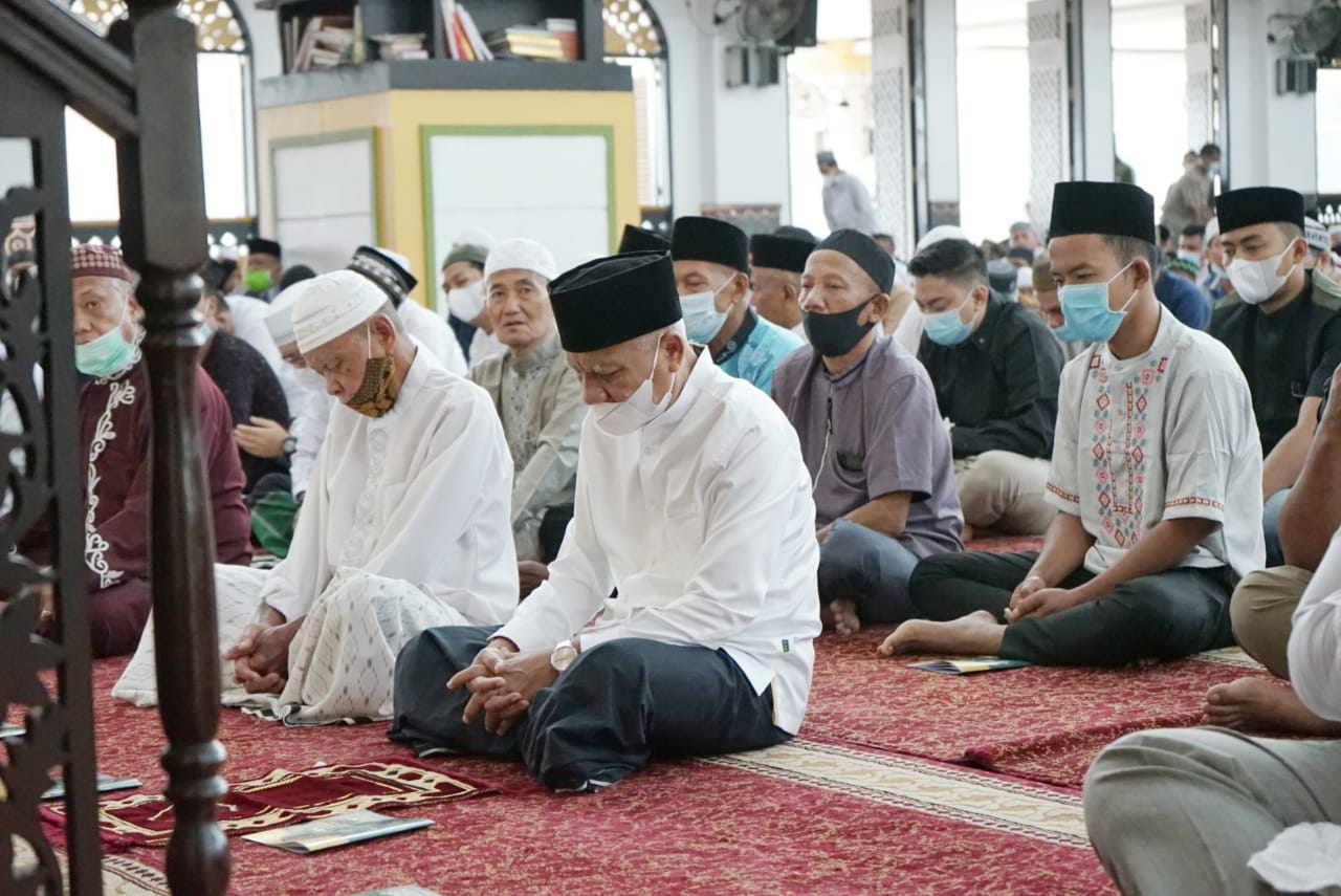 Bupati Asahan Beserta Keluarga Sholat Idul Fitri 1442 H di Masjid Agung H Achmad Bakrie Kisaran