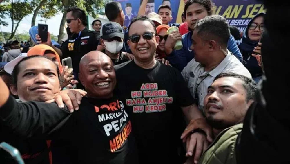 Sering Dinyinyirin Curi Start Kampanye, Anies 'Balas' Lewat Tulisan di Kaus: Gue yang Keliling, Kenapa Lu yang Kepanasan?