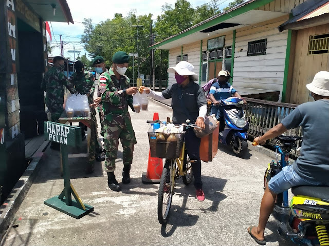 Masih Dalam Nuansa Paskah, Satgas TNI Yonif 756/WMS Berbagi Kasih dengan Masyarakat Agats