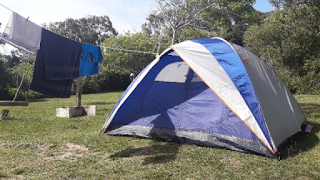 barraca sobre a grama, em camping do Uruguai