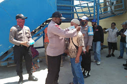 Pengamanan di Masa Pandemi, Personil Polsek KPL Jayapura Bagi Masker di Pelabuhan