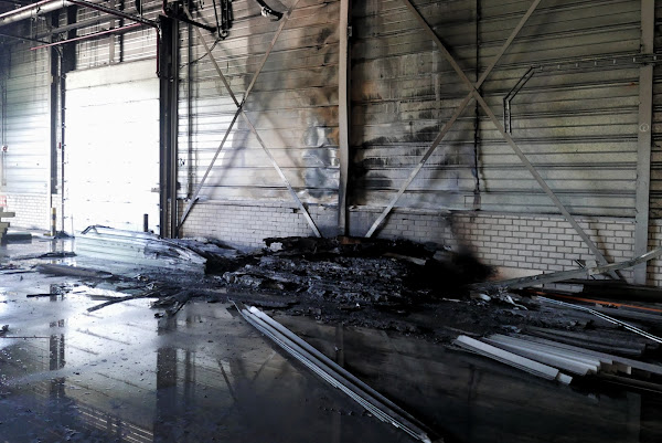 Na de brand in de voormalige BAT-/DHL-loods, Zevenaar, 18 juli 2021
