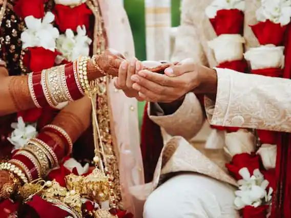 Inter-Caste Marriage आजादी के 75 सालों बाद भी अंतर्जातीय विवाह का विरोध समाज के स्याह चेहरे की झलक : हाईकोर्ट.. 