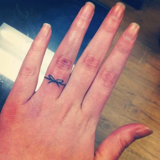 33 Tatuajes con anillos de prometida para decir: si quiero