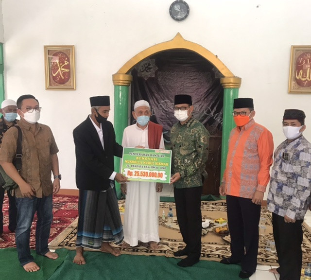 Wakil Walikota Serahkan Bantuan Renovasi Musala Nurul Hikmah