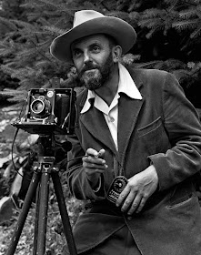 Ansel Adams - Fotógrafo profesional con su equipo