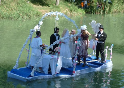 Se nos casa la rubia, poca sofisticación pero mucho sentido del humor en esta boda con sorpresa fálica incluida