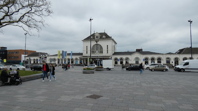 Blick von vorne auf das Empfangsgebäude