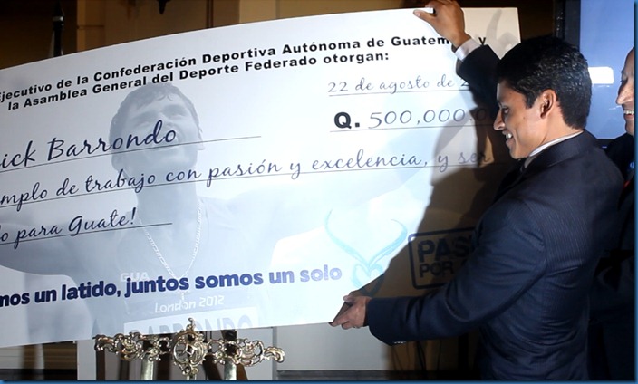 erick barrondo recibiendo el cheque simbolico