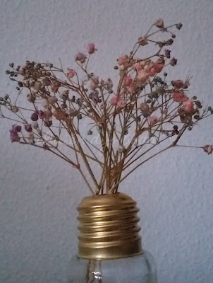 Bombilla decorativa con paniculata teñida en rosas y malvas