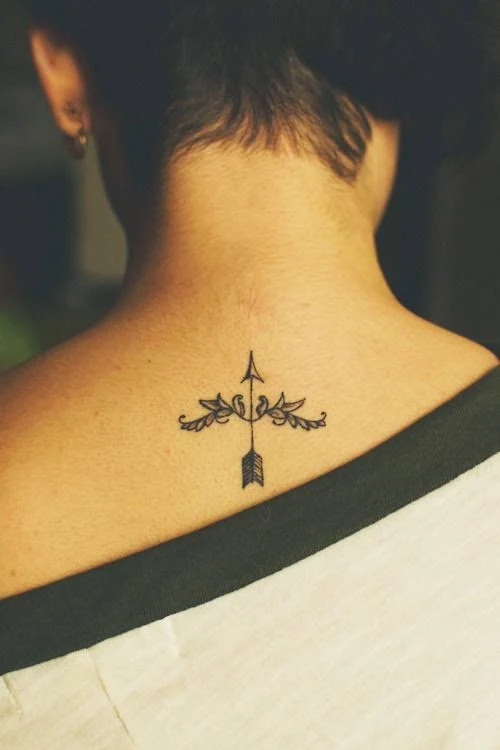 Foto de una chica con tatuajes femeninos