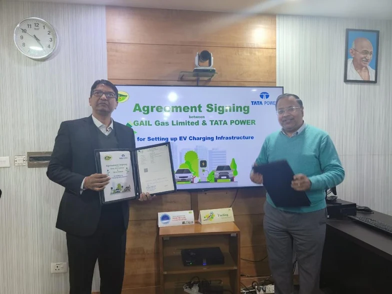 Mr. Virendra Goyal , Head – BD ( EV Charging ) , Tata Power  and Mr. Yougesh Kumar, Chief General Manager ( CGD) , GAIL  during the signing ceremony