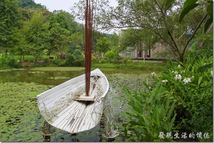 南投日月潭-紙教堂。搖晃的記憶，顫動的頻率。這是九二一地震對台灣的痛，也是讓人難以忘卻又不想餘存在心中的糾結情愫。如何重塑記憶的表情，讓人們不怕記憶，可以勇敢而寬心的面對，就成為王振瑋創作「搖晃的記憶」的原點。在他的眼中，台灣島國像極了一艘船，一艘裝滿豐富情感和滿滿祝福的希望輕艇，相同如諾亞方舟，承載物種生命的再出發。來到園區，別忘了到矗立在丁芳池上這艘白色的小船親體搖晃的感覺。