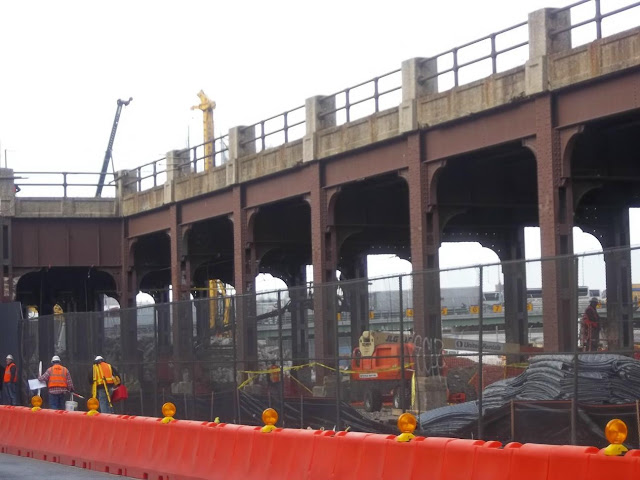 Picture of the workers passing by the High Line park 