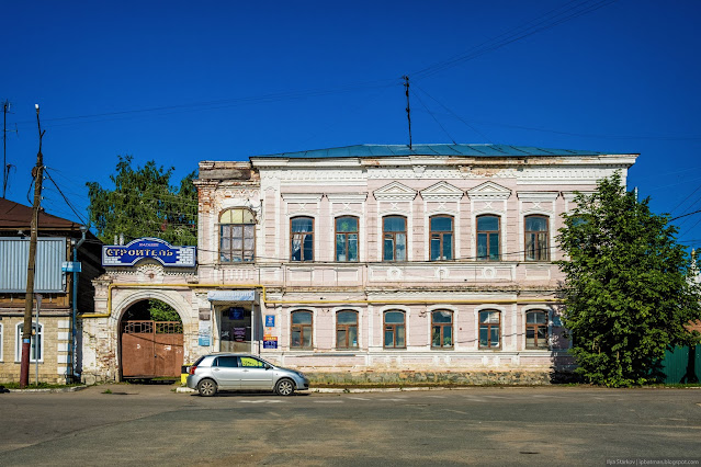 Двухэтажное каменное здание с каменными воротами