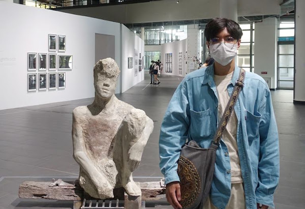 ▲大葉大學造藝系碩士生李伯元在國美館與自己的作品「盲軀」合照。（圖／記者林明佑翻攝）