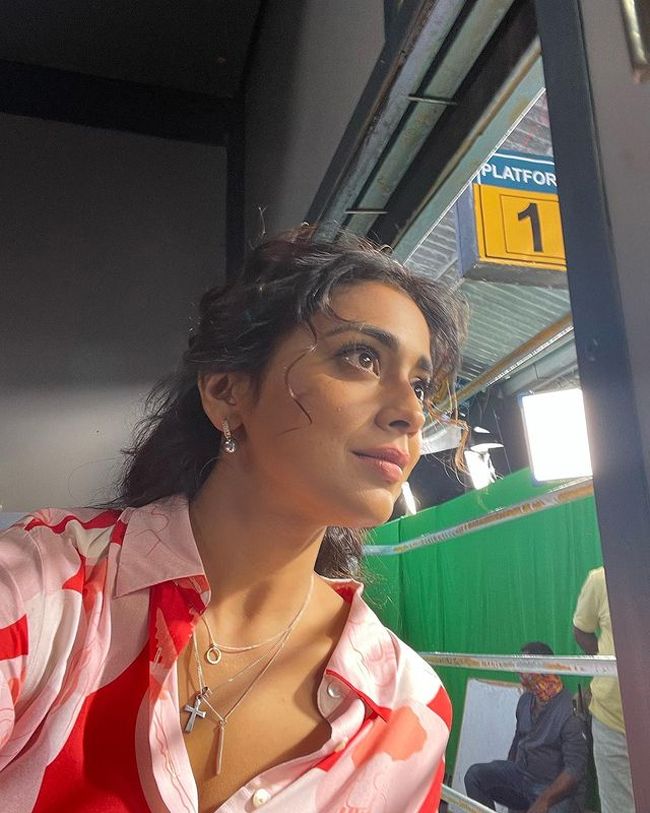 Actress Gossips: Shriya takes pictures on the movie set with her beauty in a checkered shirt and with gorgeous looks