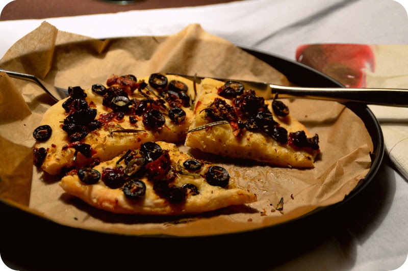 Pizzabrot mit mediterranen Kräutern 