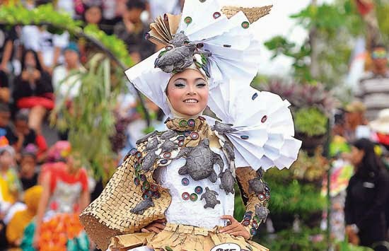 GREEN RECYCLE FASHION PARADE BUSANA DARI BAHAN DAUR  