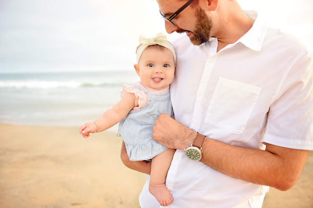 daddy on daughter family pictures on beach