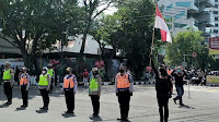 Pengguna jalan raya di Bandung berhenti sejenak saat lagu kebangsaan dikumandangkan
