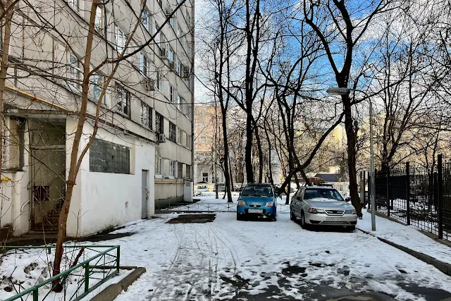Малый Власьевский переулок, дворы, слева – жилой дом 1966 года постройки
