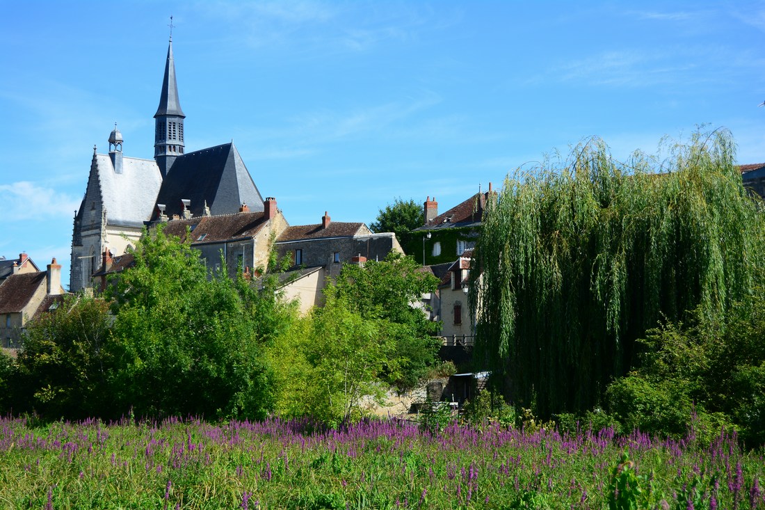 La haute église Saint-Jean Baptiste vue depuis les rives de l'Indrois.