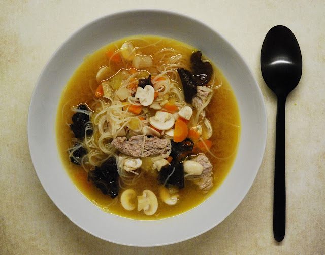 Bouillon de miso au boeuf et vermicelles