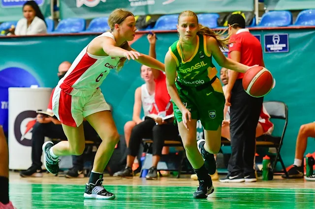 Brasileira Clarice borges com a bola é marcada pela canadense Delaney Gibb