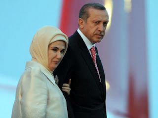 Erdogan dan istrinya (foro rferl.org)