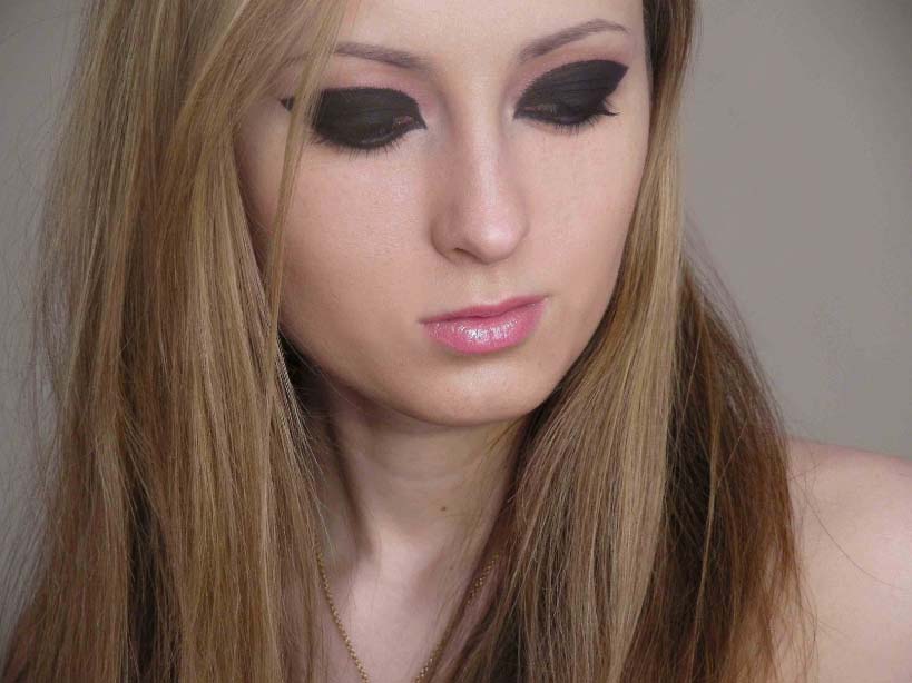 Anyways I decided to do a makeup look that Avril has 