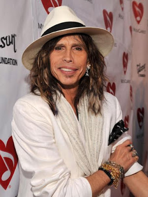 Foto de Steven Tyler vestido de blanco