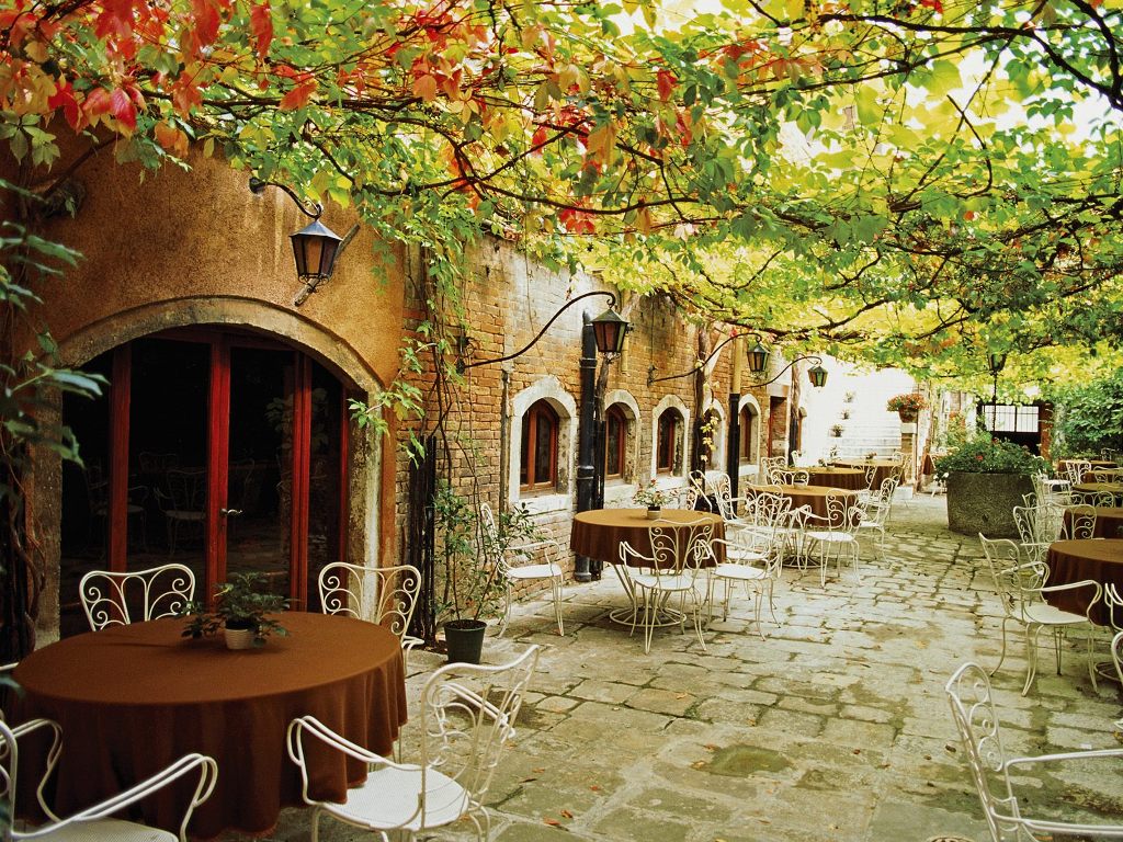 https://blogger.googleusercontent.com/img/b/R29vZ2xl/AVvXsEjKBDrz2DUPV_S1vABRCZ34yxkBScxx1BY683q6F0lqTCKTYrqDTFxIDUshDsb0gYqTdlpn3qhrVTkZ2a1EKTmn2C8b2xcMXOTBTHIdHA3vOZZDKHWi69GNqnyTi3SpI9_k5kOD6vp3/s1600/Dining+Alfresco,+Venice,+Italy.jpg