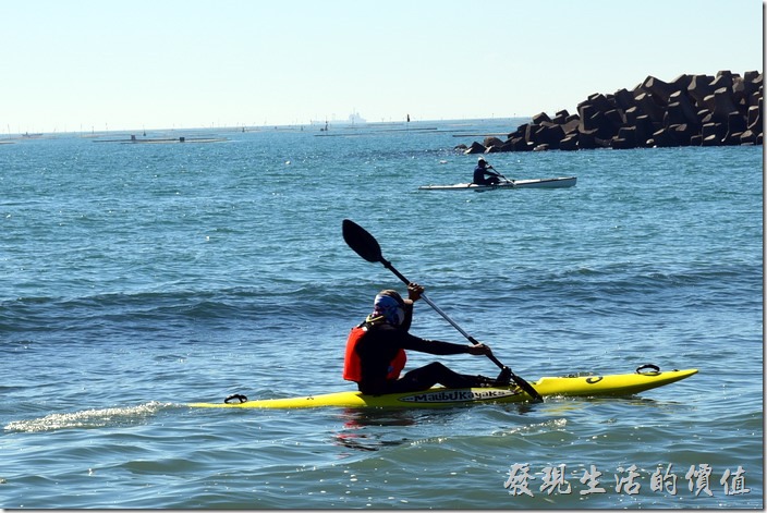 台南安平-漁光島。附近還有人在滑獨木舟，因為漁光島這裡有個小海灣，而且前後各有安平舊漁港與新漁港圍著，所以風浪不大，適合水上活動。