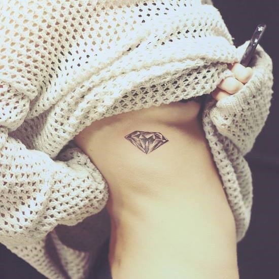 diamante_negro_por_baixo_do_peito_tatuagem