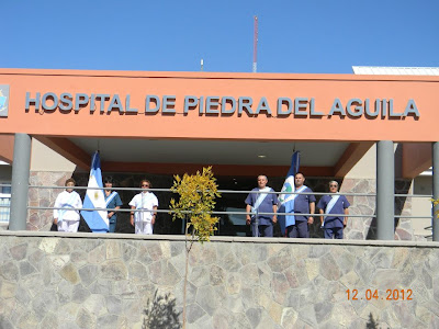 Desfile:  Personal Del Hospital de Piedra del Aguila.-