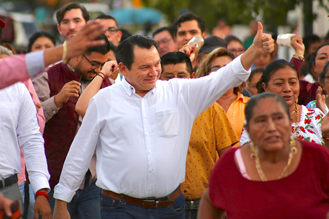 “Huacho” Díaz visita a morenistas de Timucuy y Tixpéhual