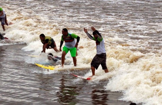 Tempat Surfing Paling Menantang