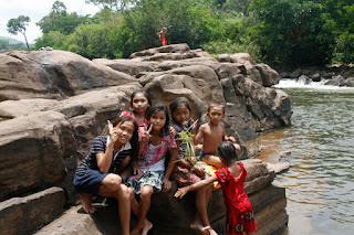 Grupo de niños en el río de Tadlo, Laos.