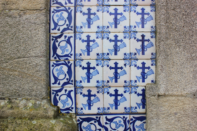 Ujęty granitowymi filarami pas azulejos dekorujących fasadę główna kaplicy św.Antoniego w Ovar. Wzory na azulejos są w odcieniach błękitu, prezentując wić roślinną oraz krzyż opatrzyny krzyżującym się z nim kielichem.