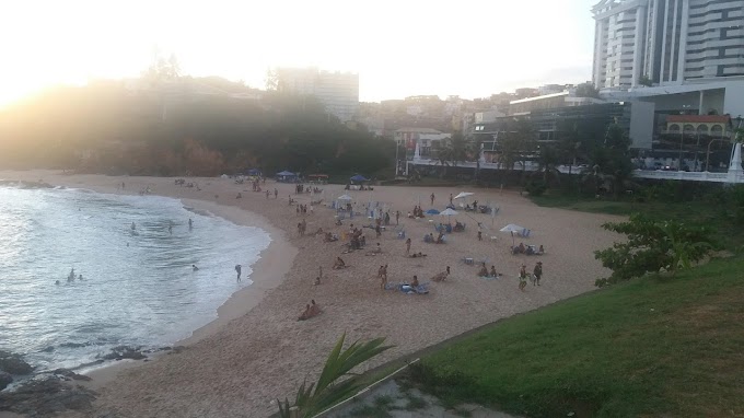 Com o calorão que anda fazendo banhistas ficam na praia até o final do dia