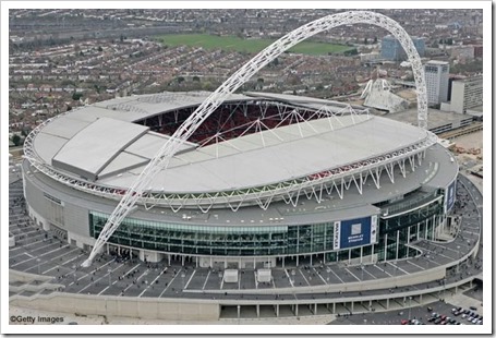 De Witt les facilitó enormemente la tarea hasta el punto de que les consiguió un terreno justo frente al legendario estadio de Wembley