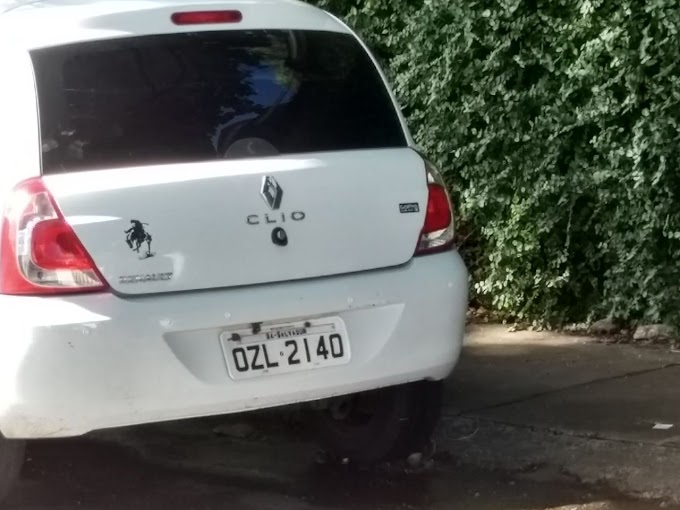 Veículo abandonado na rua Maracás