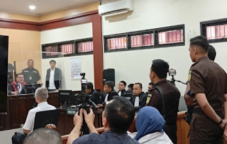 Esepsi Ditolak Dalam Sidang Putusan Majelis Hakim, Pendukung Charlie Chandra Ricuh di PN Tangerang