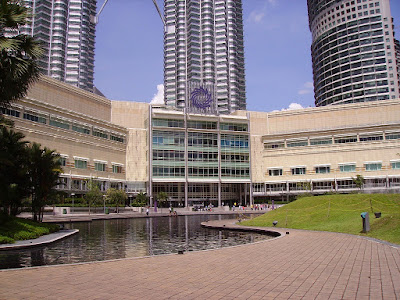 Taman Suria KLCC - Tempat wisata menarik Kuala Lumpur yang wajib dikunjungi - Liburan Berdua