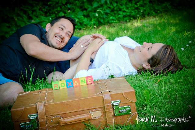 photo couple en attendant bébé, rires, joie, bonheur, photographe vendée 85