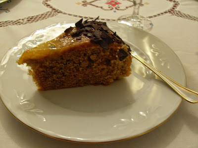 Tarta de café y crema de naranja con virutas de chocolate.