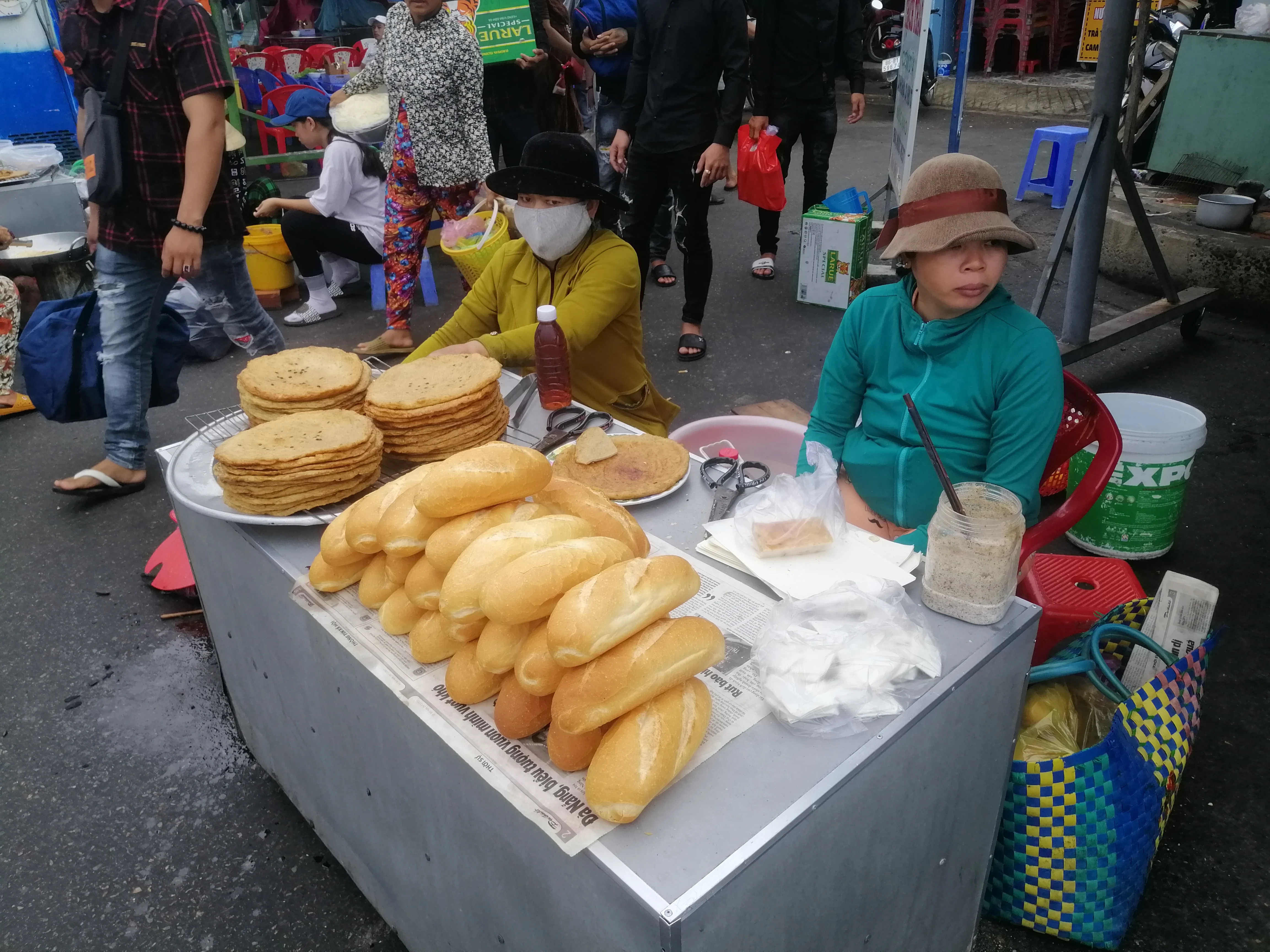 Bánh mì chả cá Cô Sắn đối diện nhà nghỉ Thạch Thảo