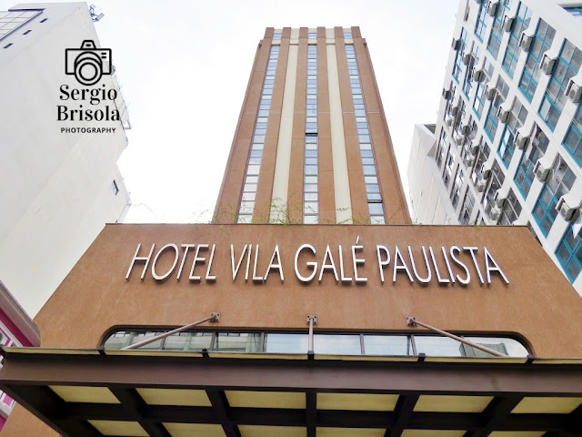 Vista ampla em perspectiva inferior da fachada do Hotel Vila Galé Paulista na Consolação