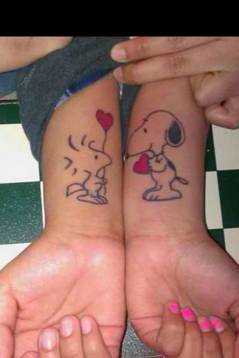 Dos tatuajes de amigas a juego